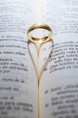 anillo y biblia
