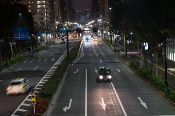 東京の深夜の大通り