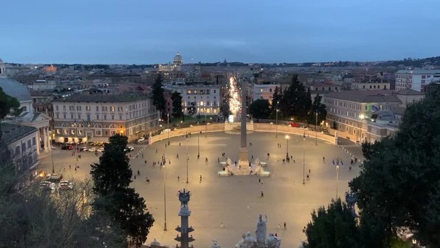 Panoramica nocturna de la Plaza del Popolo en Roma, Italia.al fondo se ve la cupula de la basilica de San Pedro en el Vaticano.