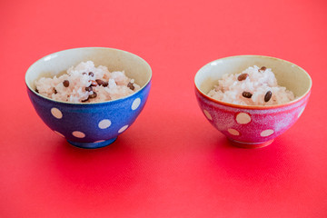 夫婦茶碗に盛られたお赤飯