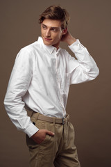 Obraz premium handsome young man wearing sunglasses