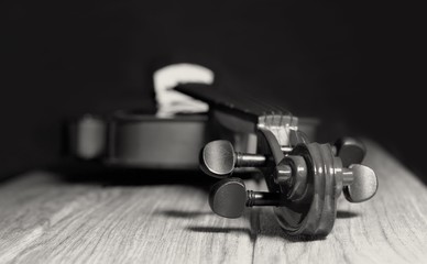instrumento musical violin en una tabla de madera