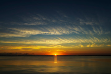 Obraz premium Sunset sky with beutyfull cloud in golden time.