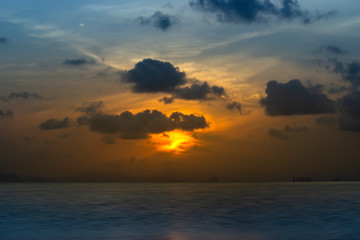 Obraz premium Sunset sky with dark clouds above the lake in golden time.