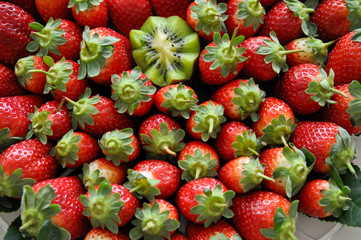 Strawberries bouquet arrangement with a kiwi in the center