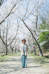 桜と女性