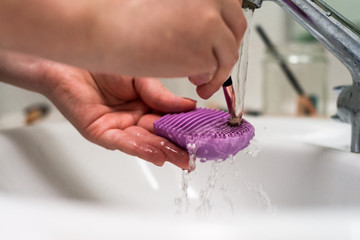 cleaning make up brushes