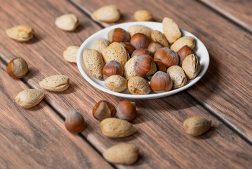 comer sano, frutos secos mixtos de almendras y avellana en un bol