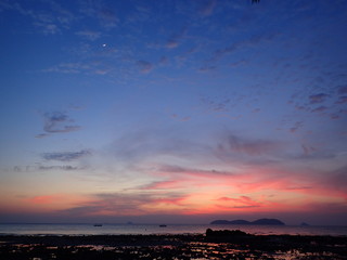Fototapeta premium 海辺のピンクオレンジ色の夕焼け