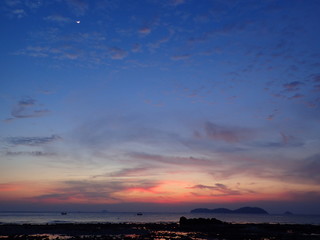 海辺のピンクオレンジ色の夕焼け