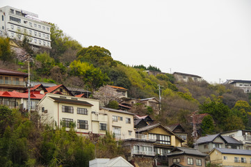 Obraz premium 山肌に風情のある建物が並ぶ街並み