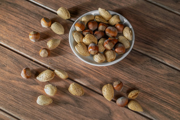 frutos secos mixtos almendras y avellana sobre un bol