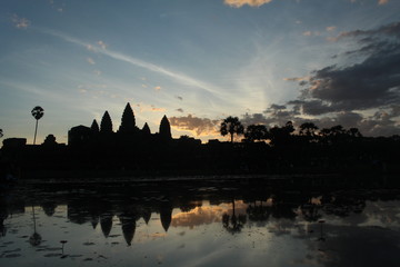 Obraz premium Angkor Wat temple during sunrise, viewed from one of the artificial lakes surrounding the compund.