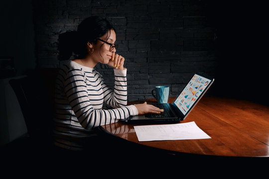Mujer joven trabajando desde casa