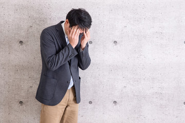 痛みを感じる男性
