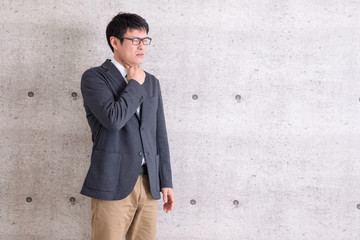 痛みを感じる男性
