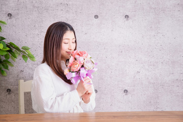 花を持つ女性
