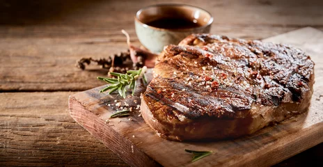 Fototapeten Nahaufnahme von gegrilltem Gourmet-Steak und Gewürzen © exclusive-design