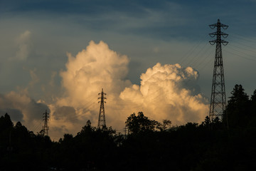 入道雲と鉄塔