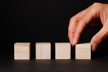 4文字スペースと黒背景