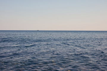 Obraz premium calm sea with a horizon of blue sky