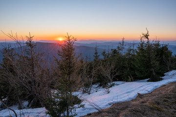 Fototapeta na wymiar sunrise in the mountains early in the morning