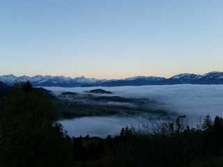 Obheiter im Allgäu bei Nebel im Tal