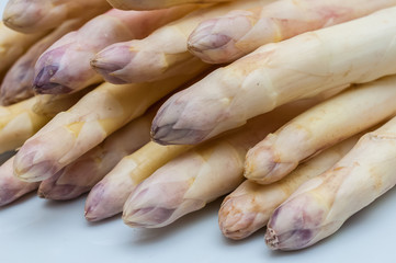 frischer deutscher Spargel auf einer Platte