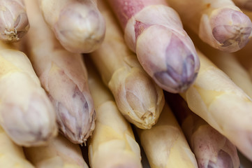 frischer deutscher Spargel auf einer Platte