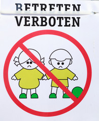 Schild Spielplatz wegen Coronavirus geschlossen, betreten verboten, Deutschland, Europa
