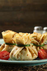 pancake o crepes  primi piatti o dessert su sfondo rustico