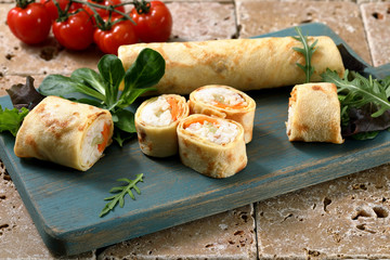 pancake o crepes  primi piatti o dessert su sfondo rustico