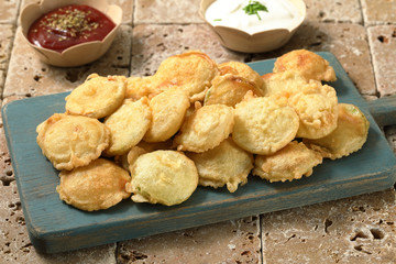 verdure fritte con salsa su tavolo di pietra rustico