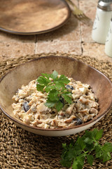 insalata di pollo con funghi in piatto di ceramica su tavolo di pietra rustico