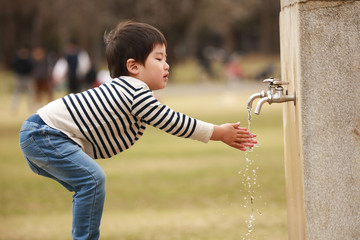 手洗いする男の子