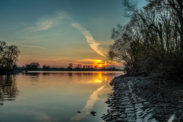 Sonnenuntergang an der Siegmündung zum Rhein bei Bonn