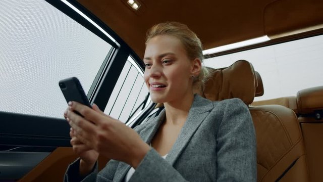 Closeup excited business woman e celebrating victory in vehicle.