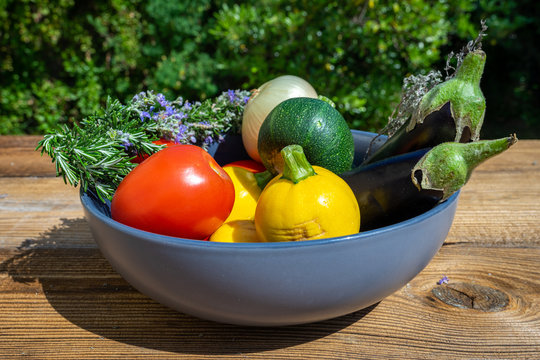 Un saladier rempli de l&eacute;gumes d'&eacute;t&eacute; m&eacute;diterran&eacute;ens de toutes les couleurs, avec du thym et du romarin
