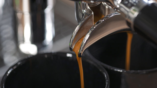 Espresso wird mit einer Siebtr&auml;germaschine zubereitet