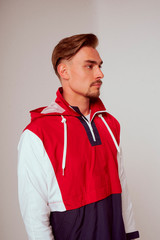 Modelo barba de perfil en estudio