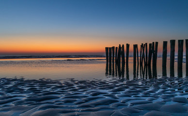 Zachód słońca na plaży w Bergen aan Zee, Holandia Północna