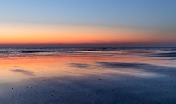 Zach&oacute;d słońca na plaży w Bergen aan Zee, Holandia P&oacute;łnocna