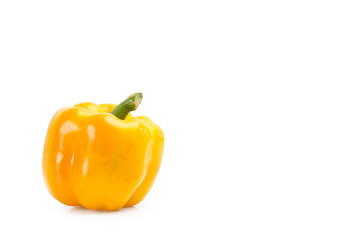 Pimiento amarillo sobre fondo blanco aislado. Vista de frente. Copy space