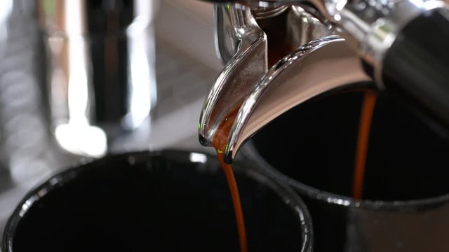 Zubereitung eines Espresso aus einer Siebtr&auml;germschine 