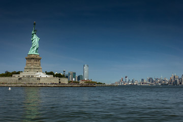 Fototapeta na wymiar Statue of Liberty during clear day