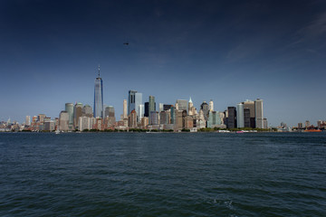 Obraz premium New York City skyline in summer with blue sky