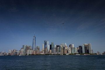 Obraz premium New York City skyline in summer with blue sky