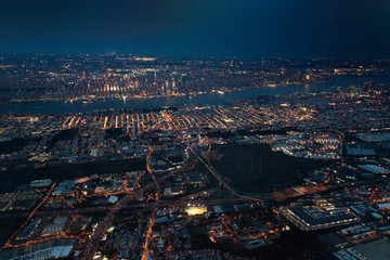 Obraz premium Nigh view of New York City from the air, plane
