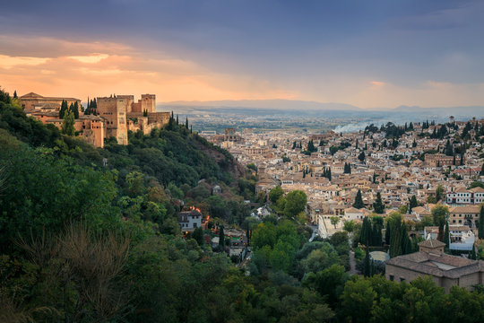 Vista del skyline de Granada con la Alhambra y el Albaic&iacute;n al atardecer.