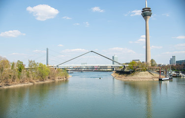 Düsseldorf Fernsehturm am Rhein